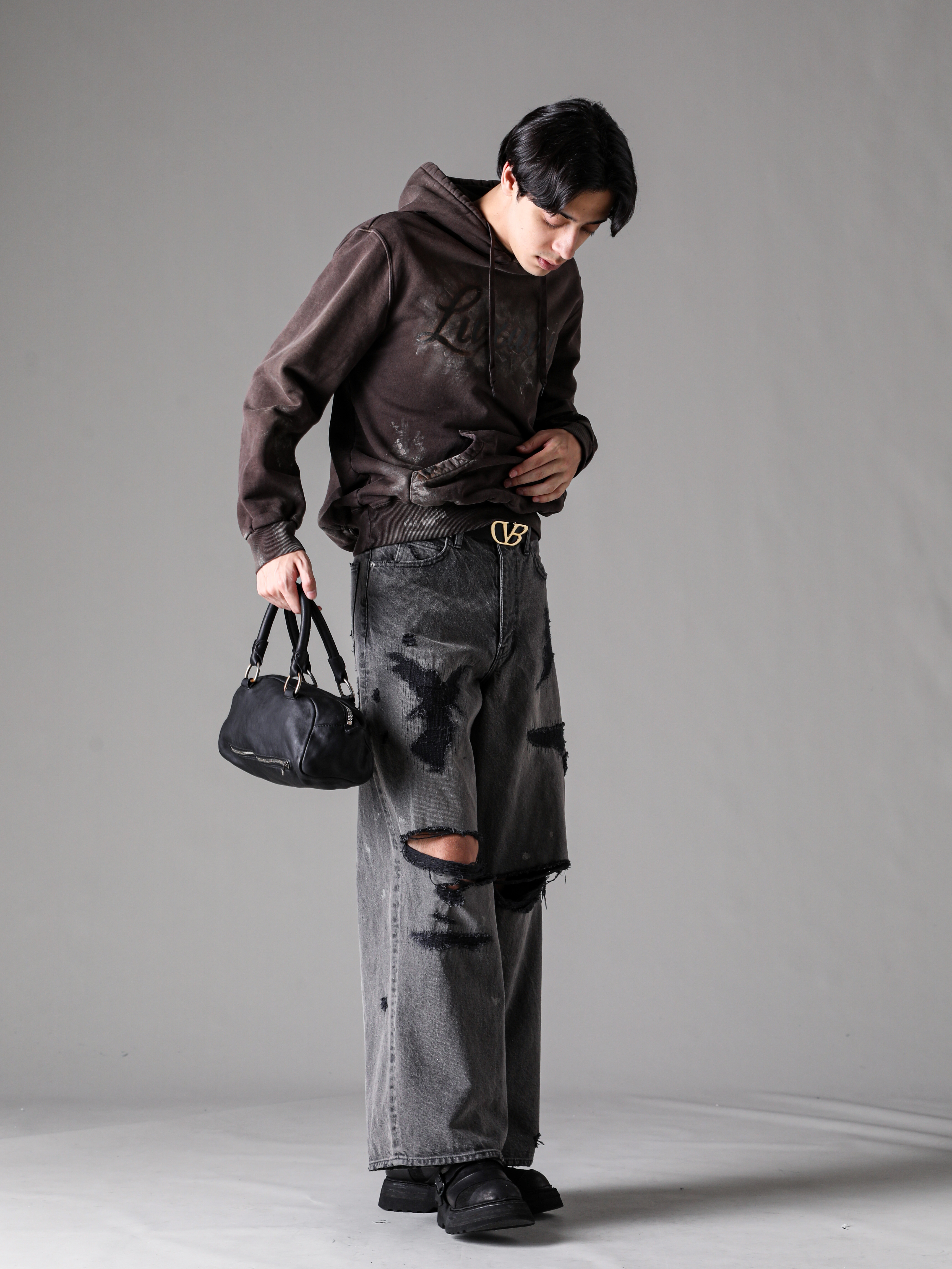 Close-up styling image around the waist using the doublet Black Gold belt