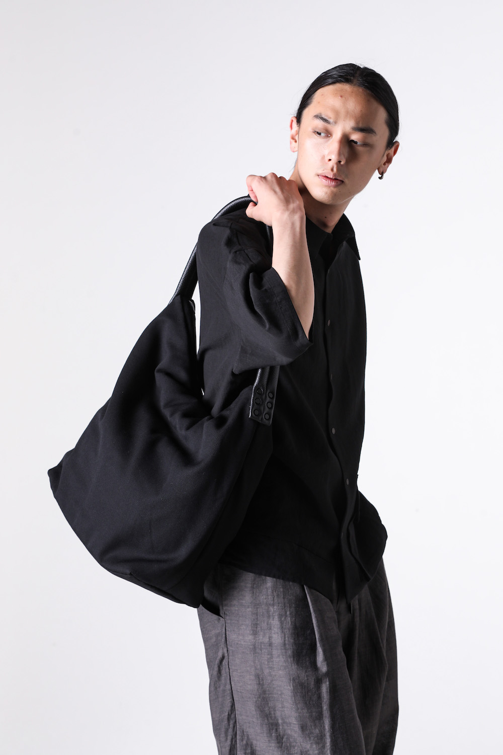 DEVOA 26-27AW ショルダーバッグ：アウターに調和する設計と異なる2