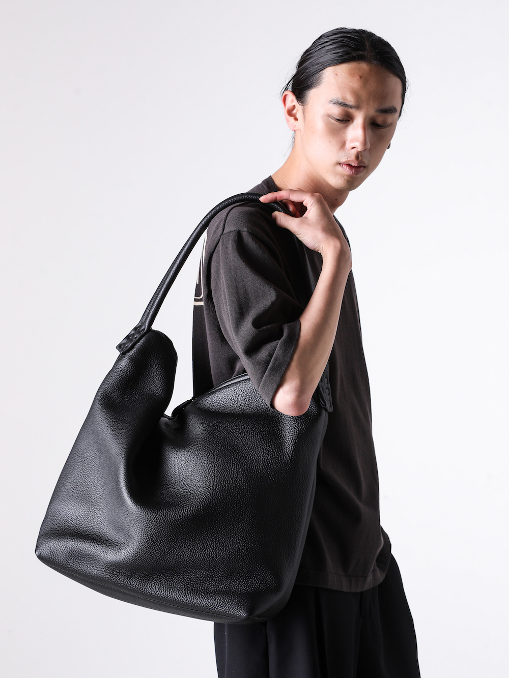 DEVOA 26-27AW ショルダーバッグ：アウターに調和する設計と異なる2