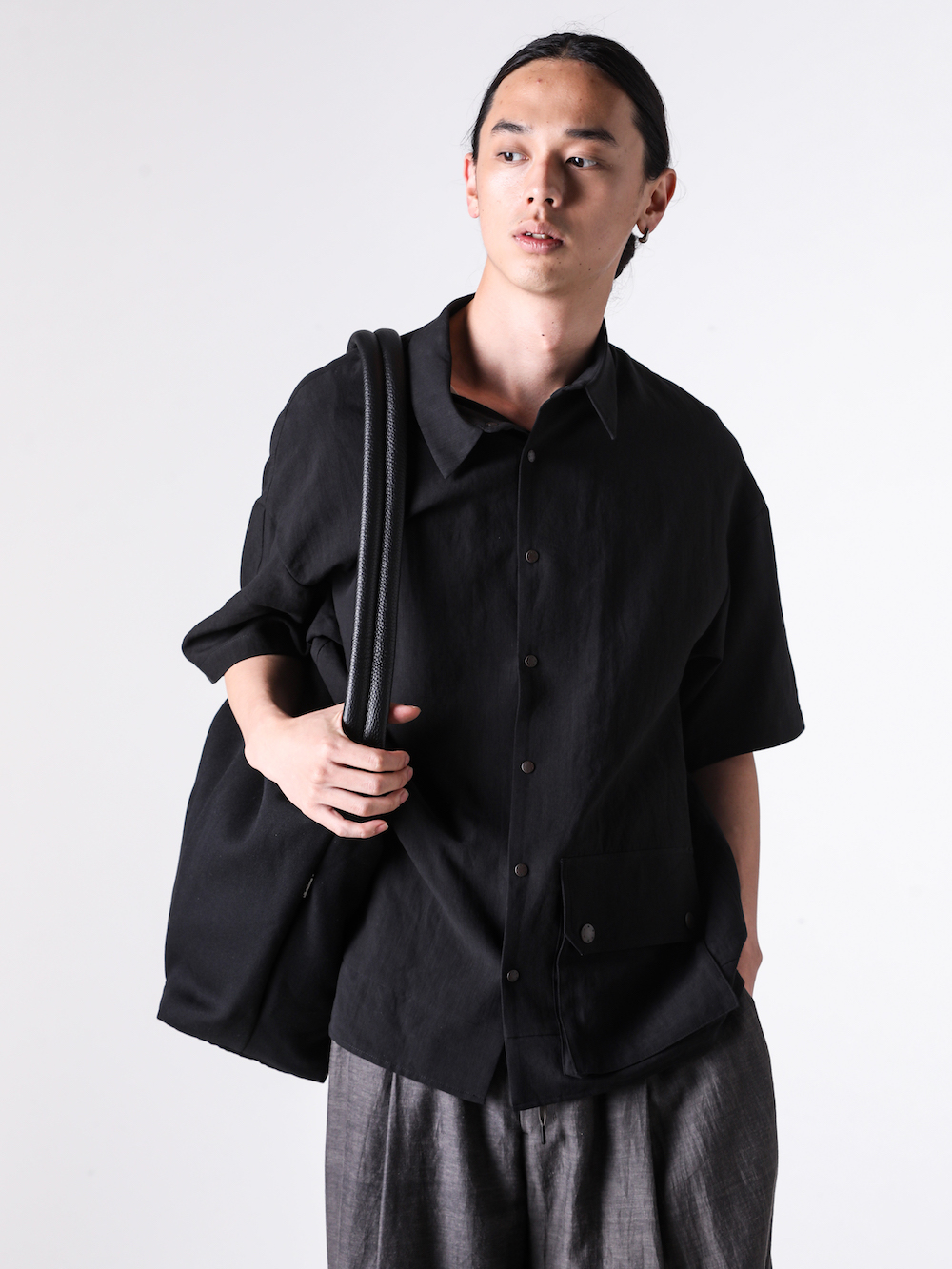 DEVOA 26-27AW ショルダーバッグ：アウターに調和する設計と異なる2