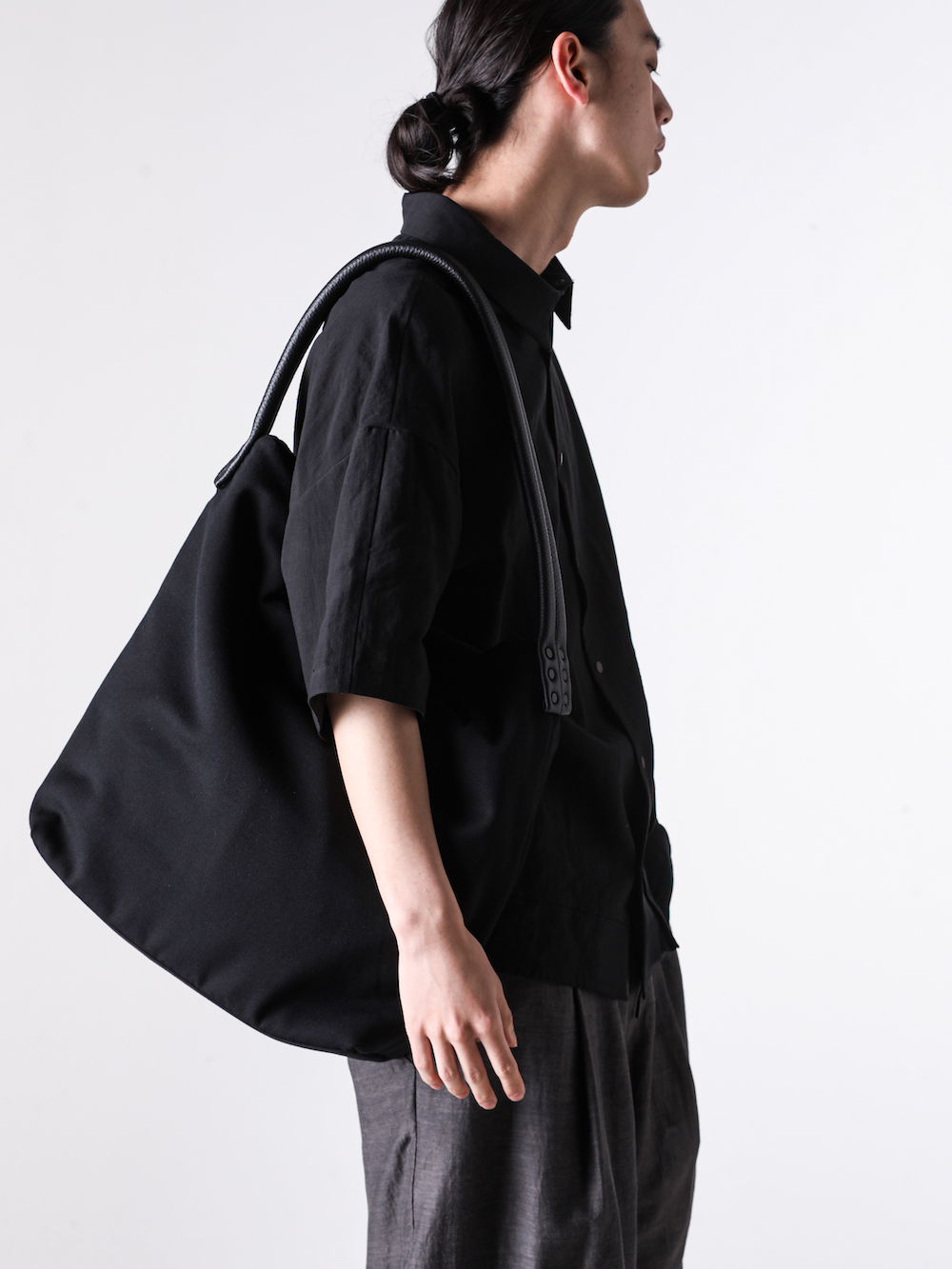 DEVOA 26-27AW ショルダーバッグ：アウターに調和する設計と異なる2