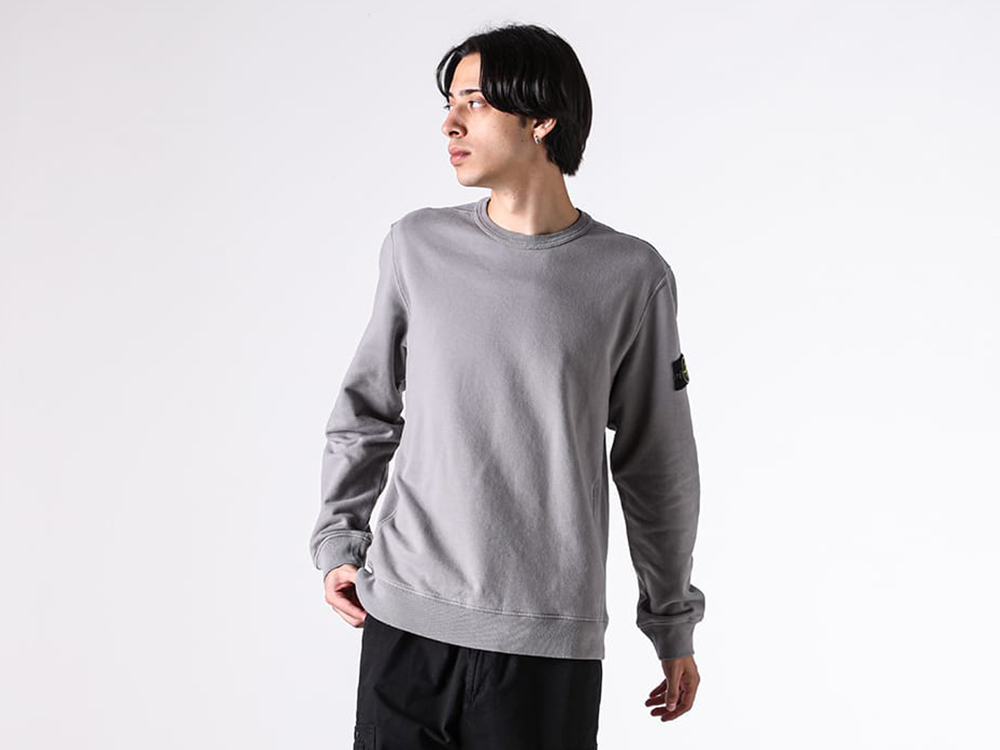 Image showing the garment-dyeing details on the STONE ISLAND sweatshirt