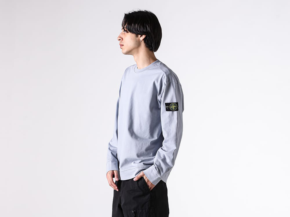 Close-up view of the overlock stitching on the STONE ISLAND sweatshirt