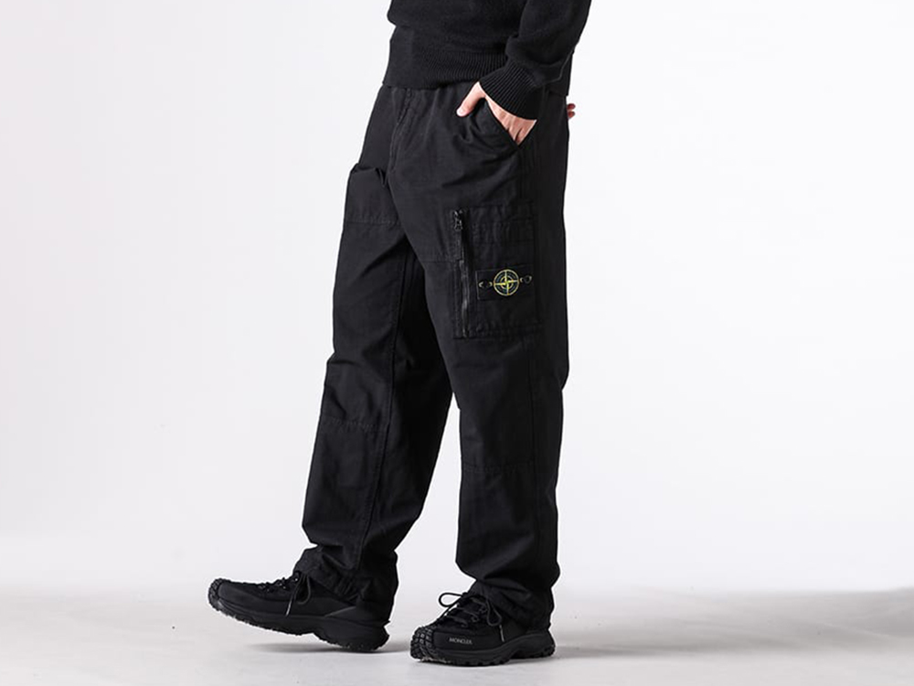 Full view of the STONE ISLAND cargo pants (SWEAT BOTTOMS)