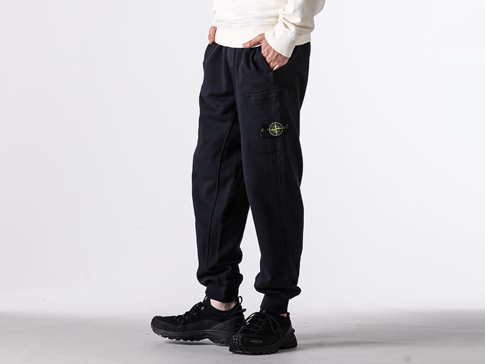 Image showing the regular-fit silhouette of the STONE ISLAND chino pants