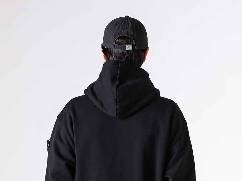 Close-up view of the buckle on the STONE ISLAND cap