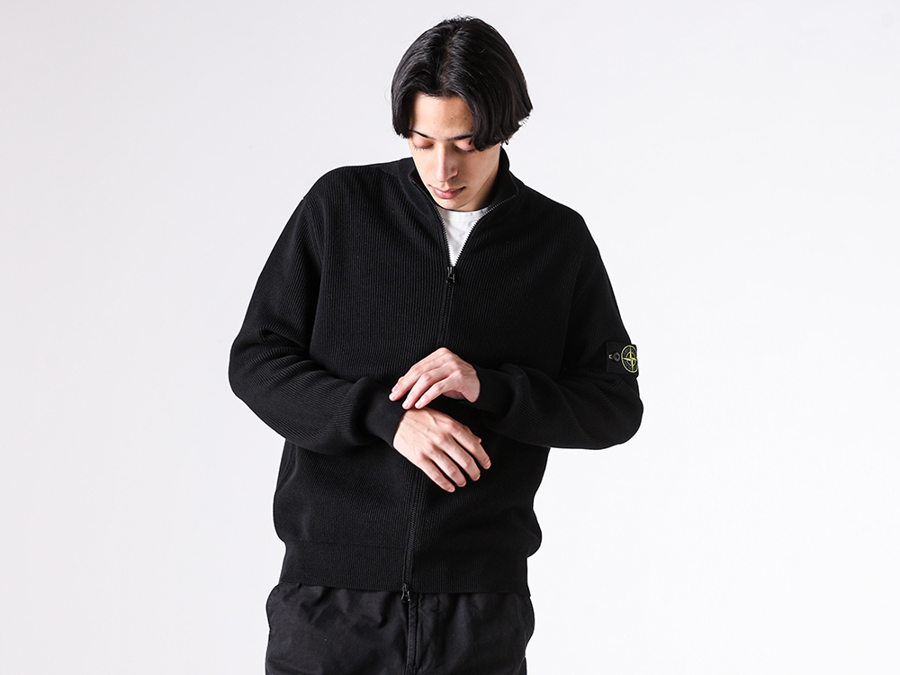 STONE ISLAND ニットとスウェットの素材感を確認するポイント
