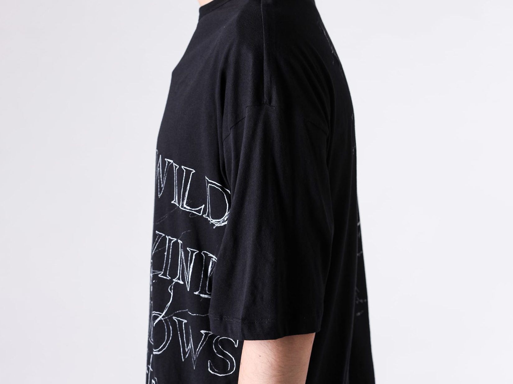 Ann Demeulemeester 26SS新作Tシャツ4型 グラフィックと直線的ドレープ
