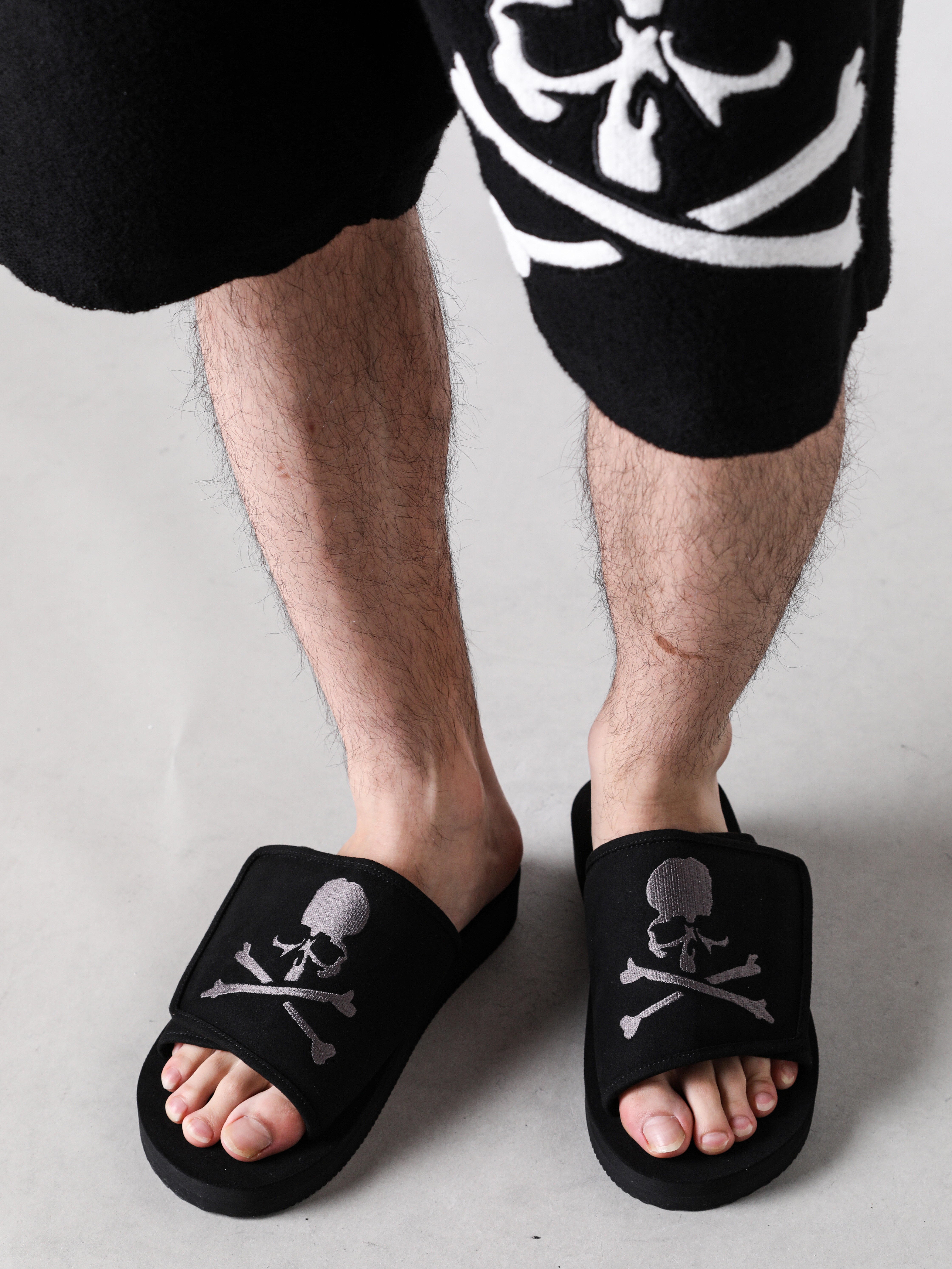 MASTERMIND WORLD × SUICOKE 26SSコラボサンダル スエード調素材とEVA