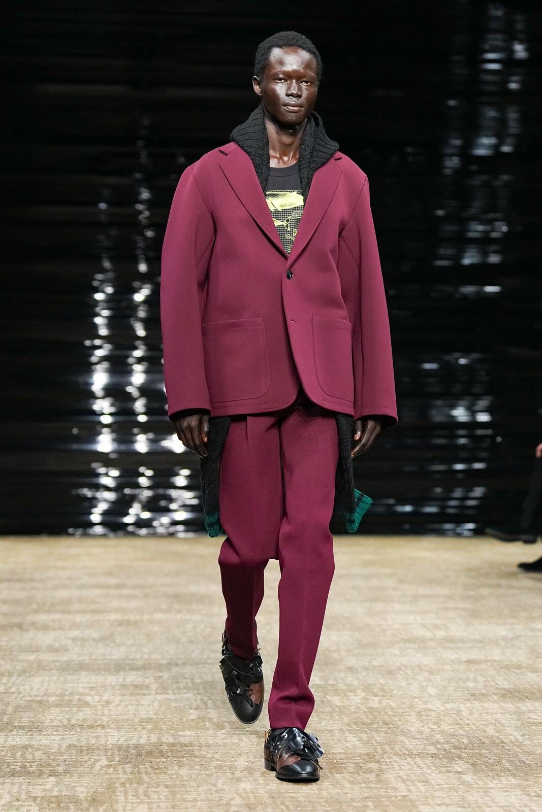 kolor 2026 Autumn/Winter runway look wearing a soft wine-red set-up loosely