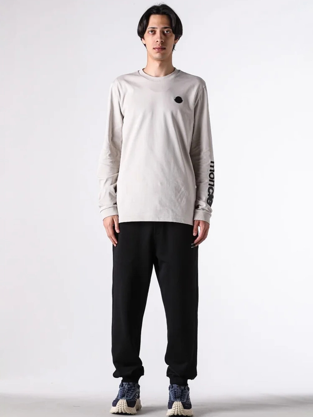 モンクレール 長袖Tシャツ6選｜品番別の違い・素材・ロゴ・着こなし
