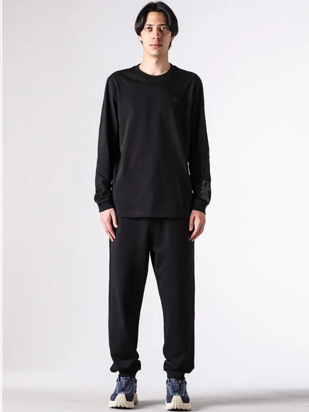 モンクレール 長袖Tシャツ6選｜品番別の違い・素材・ロゴ・着こなし
