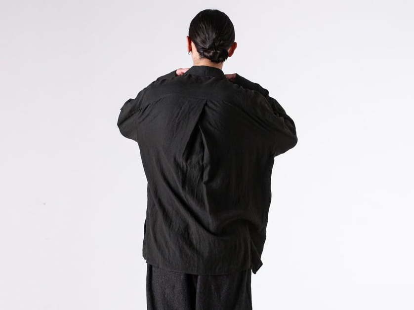 Puppytooth Cocoon Shirt - Blackのスプレッドカラー・背面インバーテッドプリーツのディテール画像