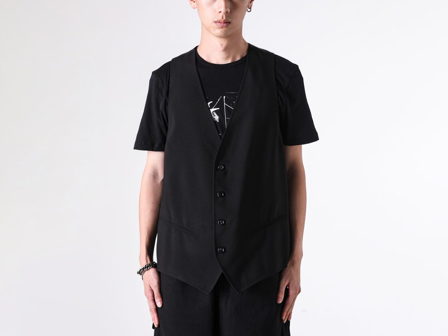 Ann Demeulemeester を象徴するアイテム JUIKKO CLASSIC WAISTCOAT の