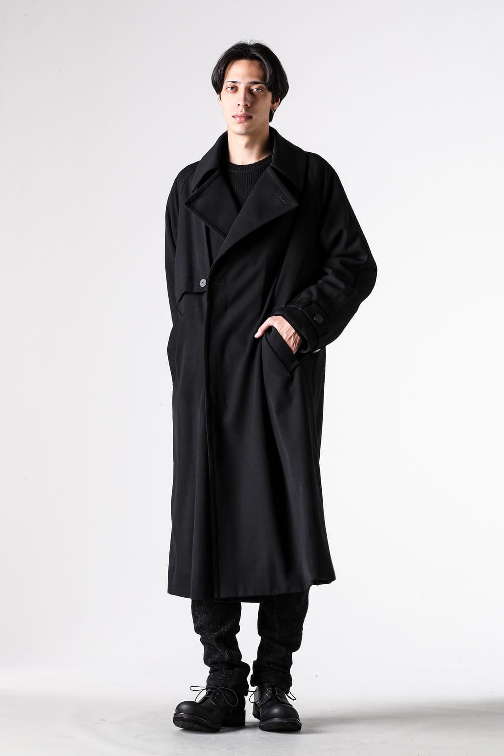 DEVOA 26FWのコート2型｜重厚な黒と軽やかなオリーブ -FASCINATE