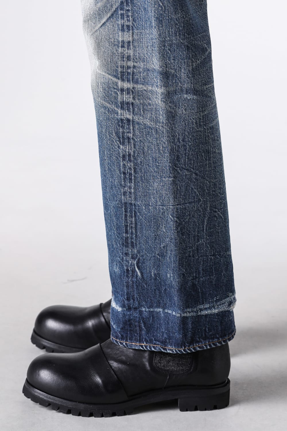 穿き込んだ20's Jeansの裾と脇に沿うアタリ、黒いブーツ