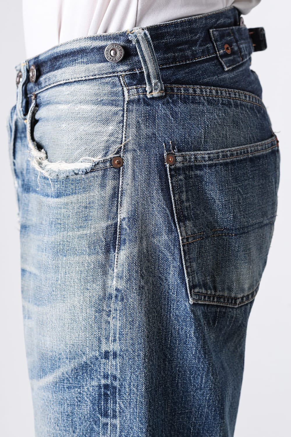 穿き込んだ20's Jeansの脇、別布ループとサスペンダーボタン、露出したリベット