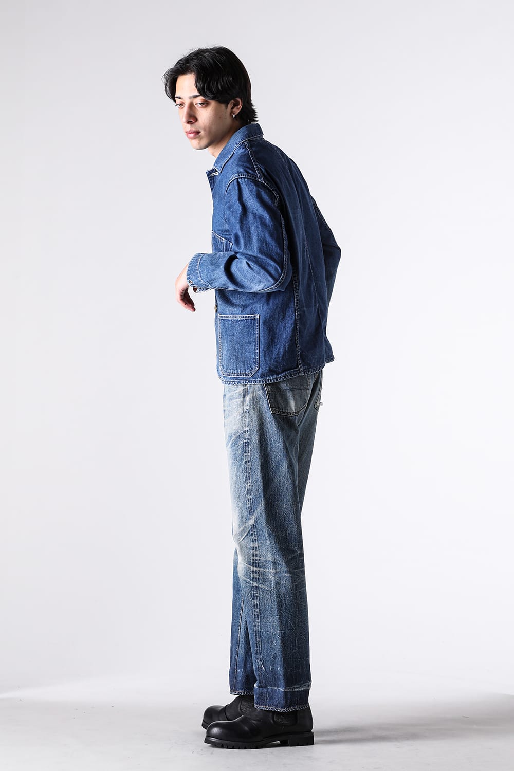 20's Jeansとカバーオールの横からの全身