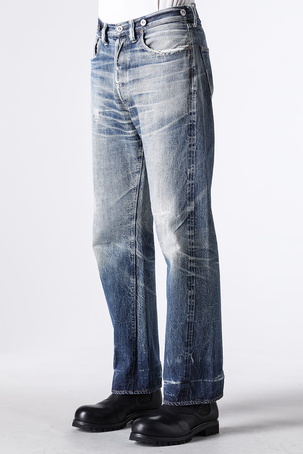20's Jeansの穿き込んだ一本を斜め前から見た脚の全体