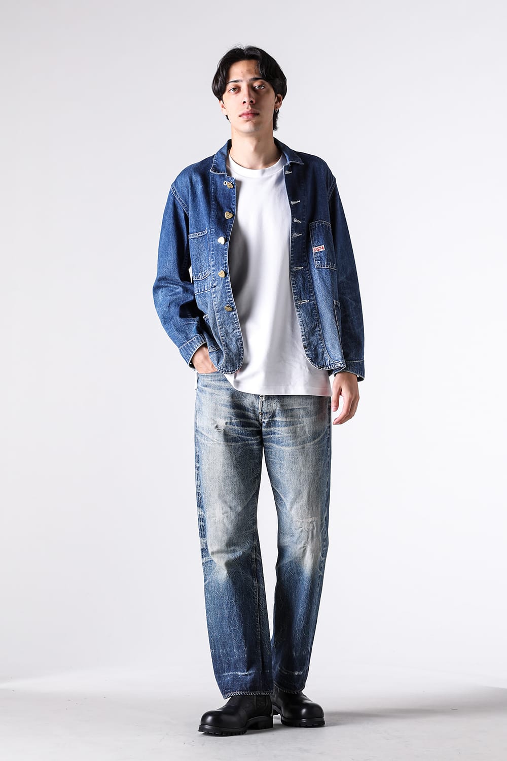 カバーオールを開け、白いTシャツと20's Jeansを合わせた全身