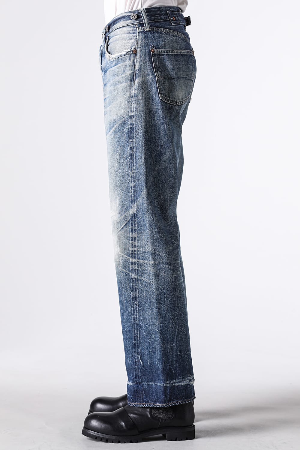 20's Jeansの腰とヒップ、太い裾を横から見た姿
