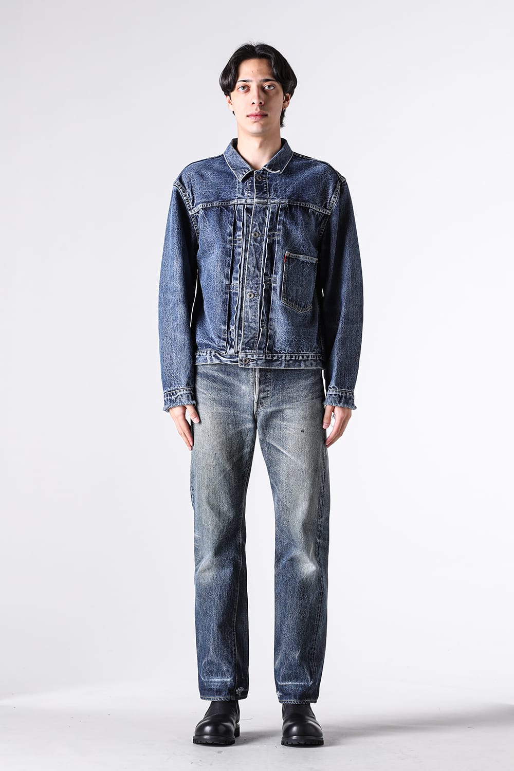 濃色のデニムジャケットと経年したTCB S40's Jeansを合わせた正面の全身