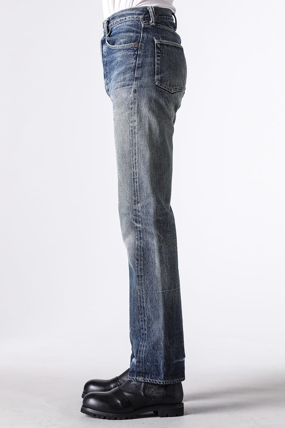 経年したTCB S40's Jeansを横から見た腰から裾までの着用姿