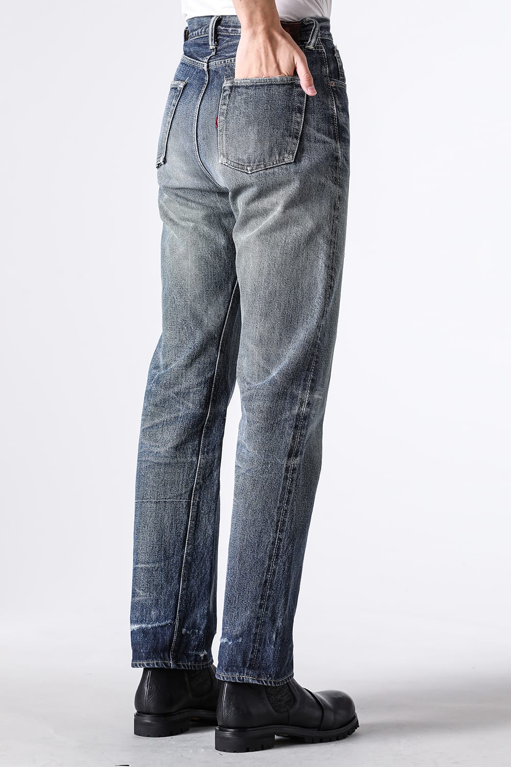 経年したTCB S40's Jeansを斜め後ろから見た着用姿