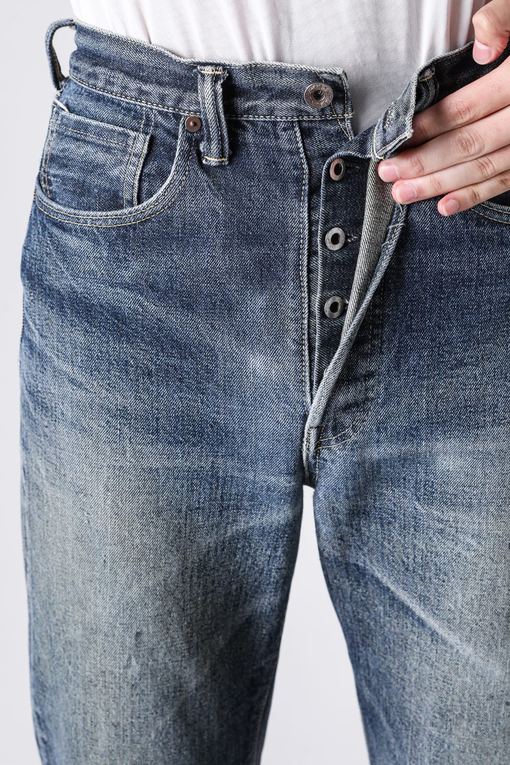 TCB S40's Jeansの開いたボタンフライ
