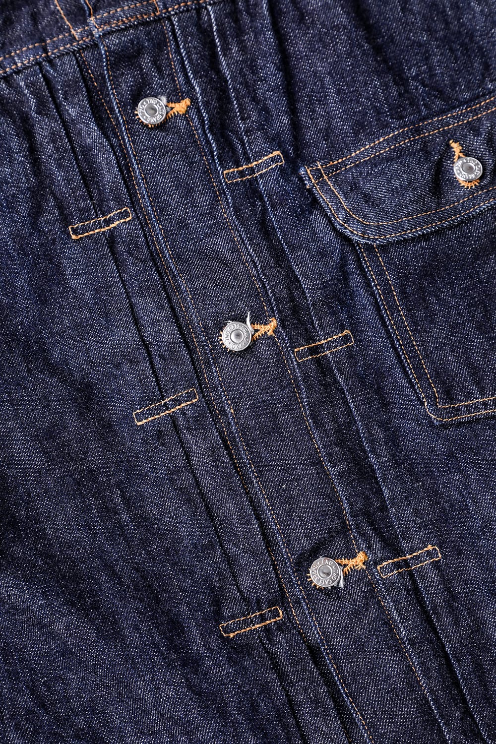 20's Jacketのボタン列、縦のプリーツと四角い押さえ