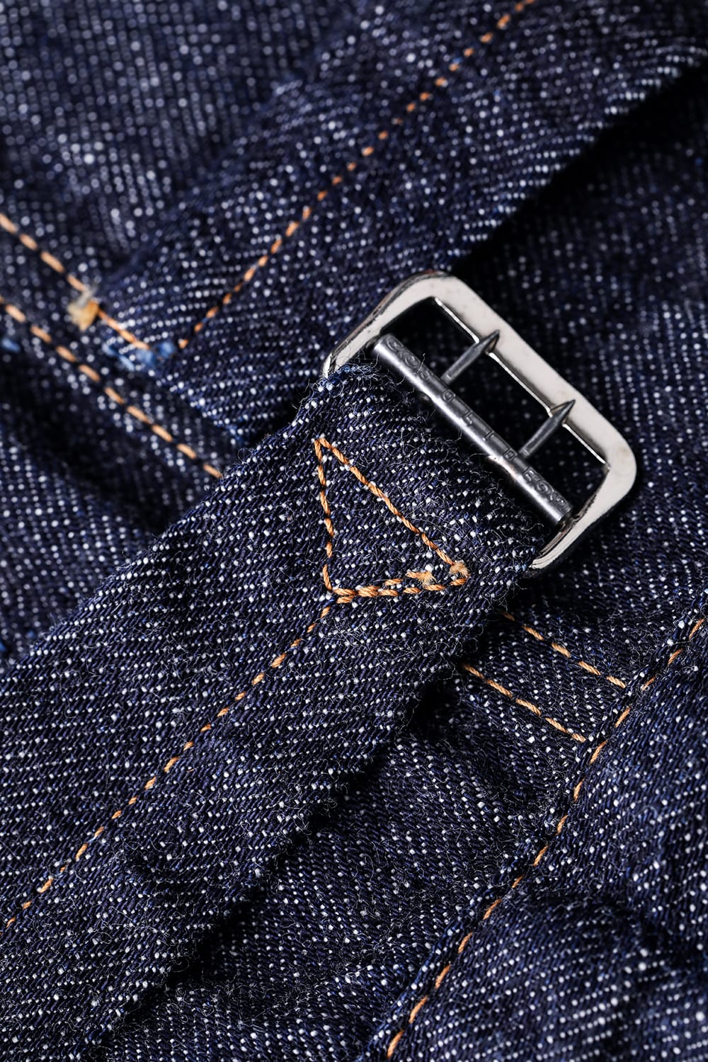 20's Jacketのシンチバックの尾錠とストラップ