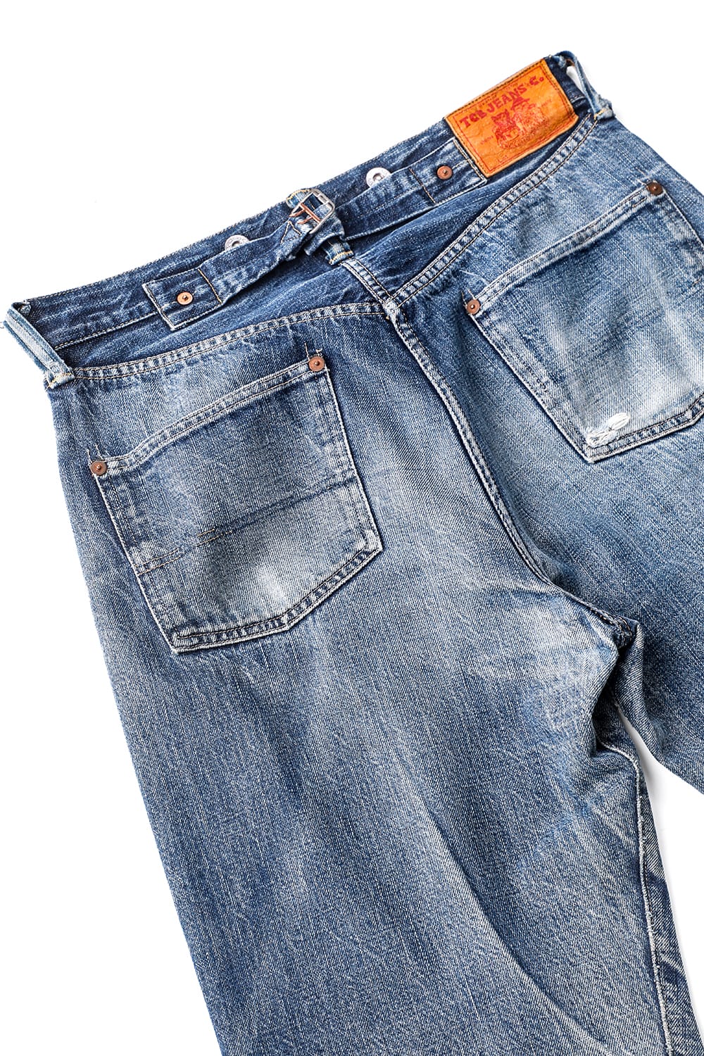 穿き込んだ20's Jeansの背面と、補修のある後ろポケット