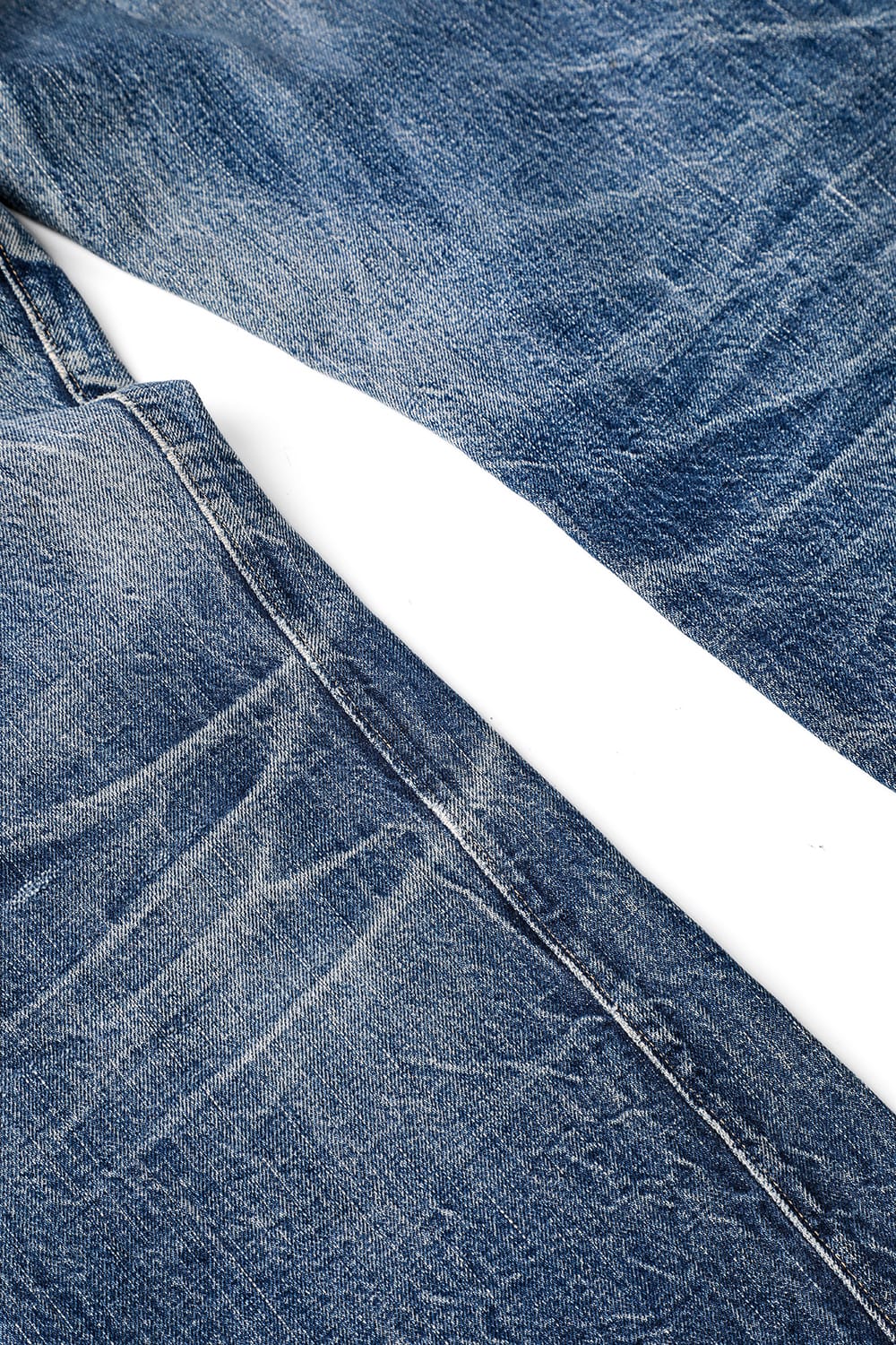 20's Jeansの穿き込んだ脚の生地と、縫い目に沿う明るいアタリ