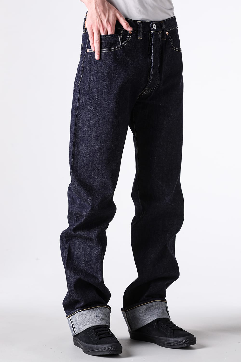 TCB Late S40's Jeansを斜め前から見た着用姿と裾のロールアップ