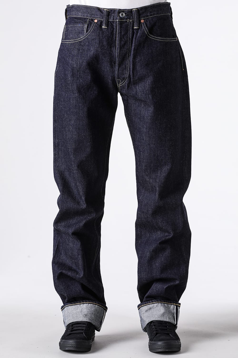 TCB Late S40's Jeansを正面から見た腰から足元までの着用姿