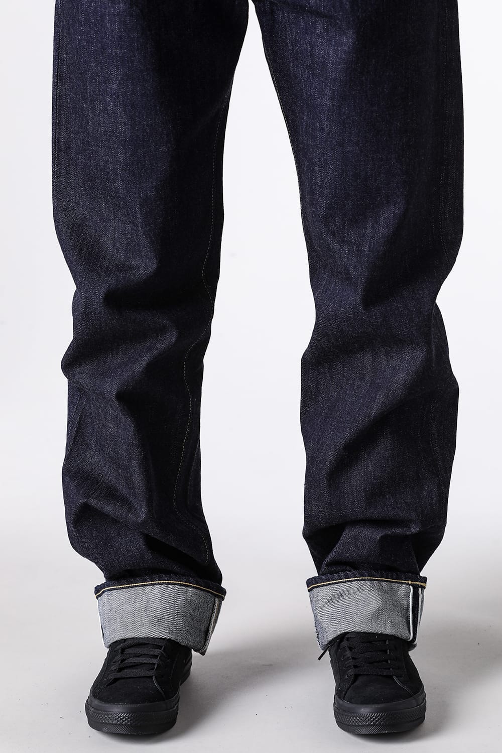 TCB Late S40's Jeansの裾のロールアップと黒いローカットシューズ