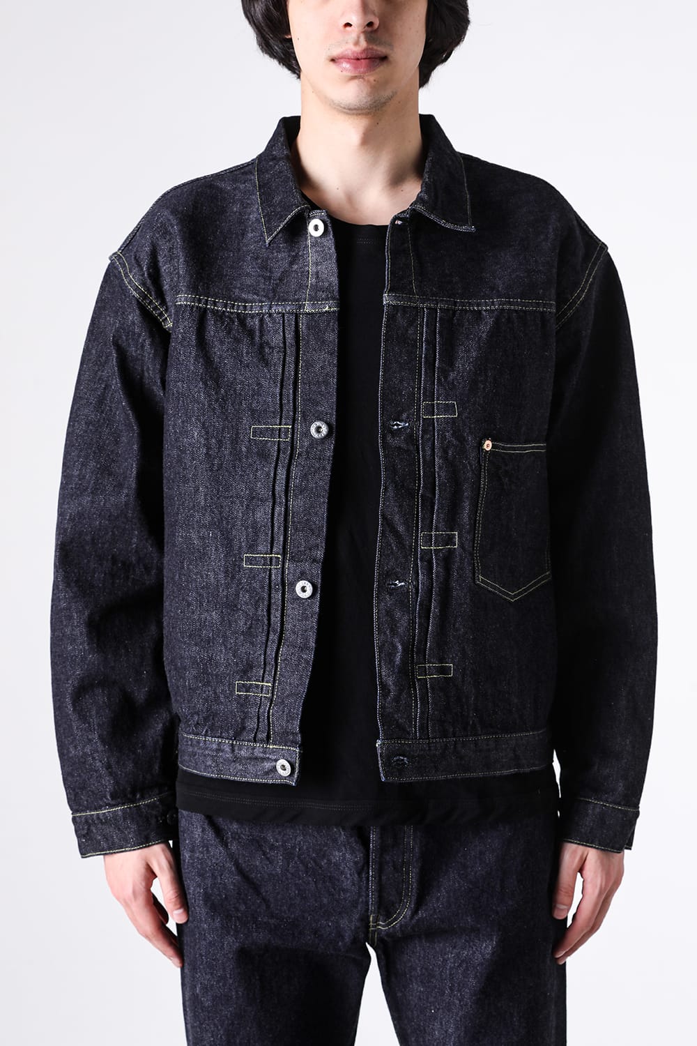 New S40's Jacketを開けて黒いTシャツに重ねた上半身