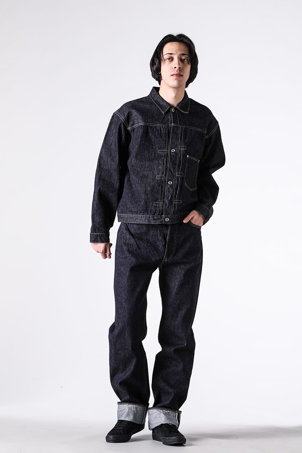 New S40's Jacketとジーンズのセットアップを斜め前から見た全身