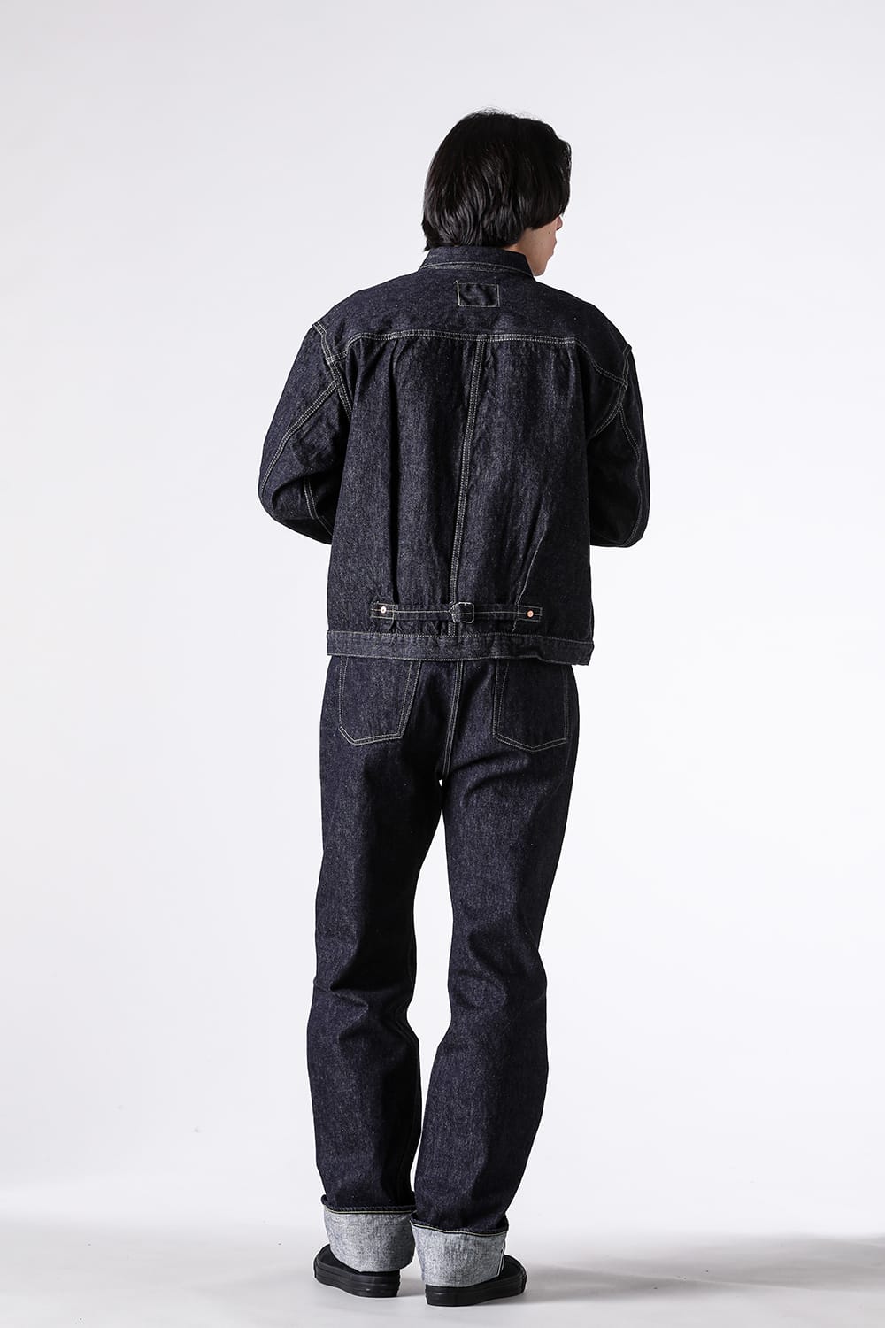New S40's Jacketを着た全身の後ろ姿と腰位置