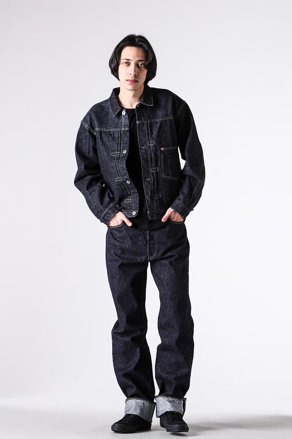 New S40's Jacketを開けて黒いTシャツと濃色ジーンズに合わせた全身