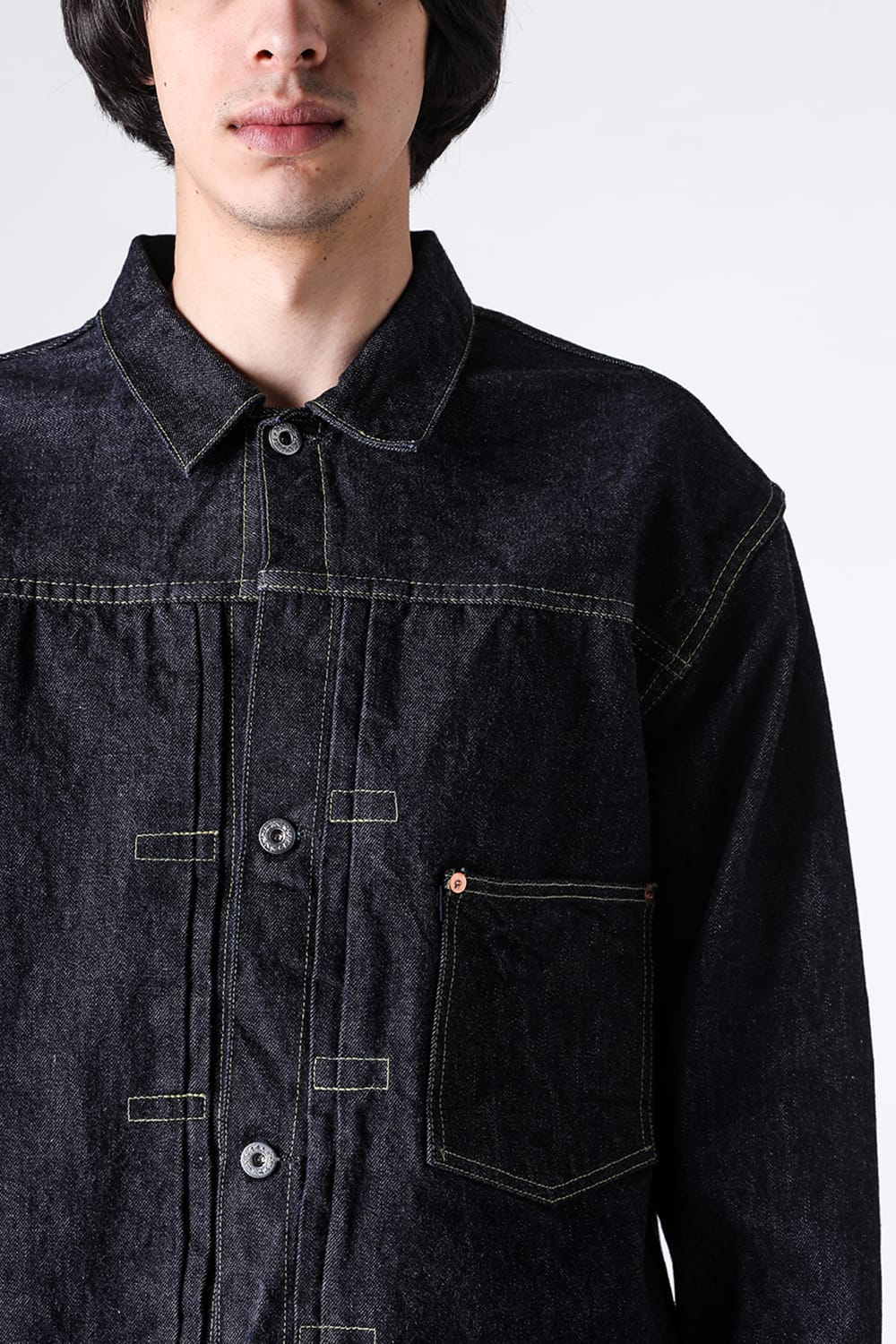 New S40's Jacketのフラップのない左胸ポケットとプリーツ