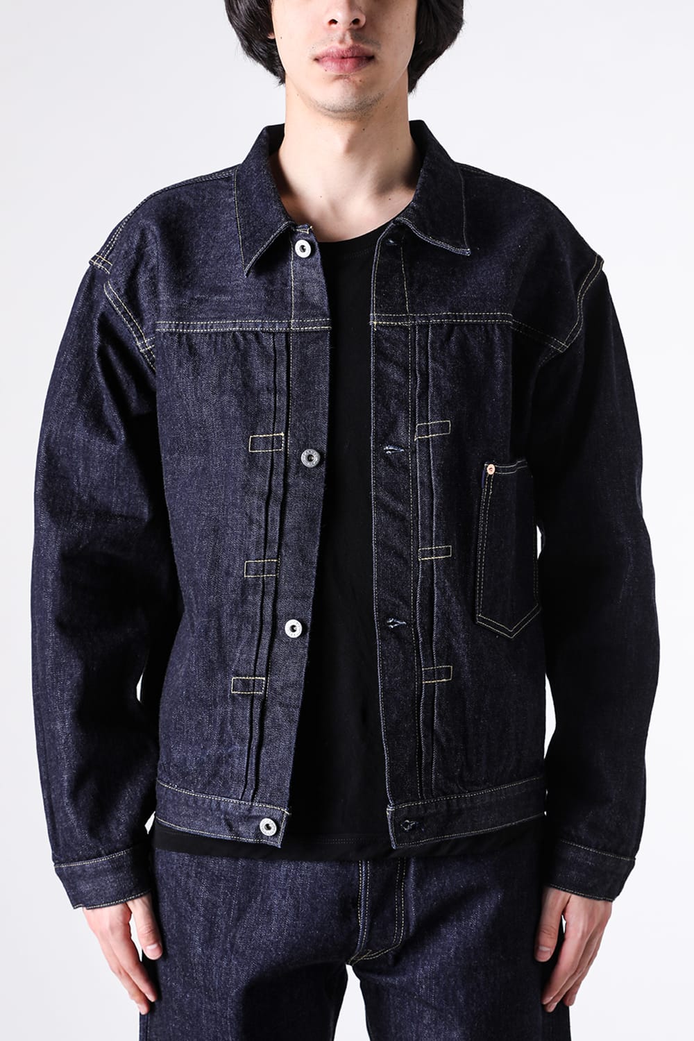 TCB Late S40's Jacketを開けて黒いTシャツに重ねた上半身