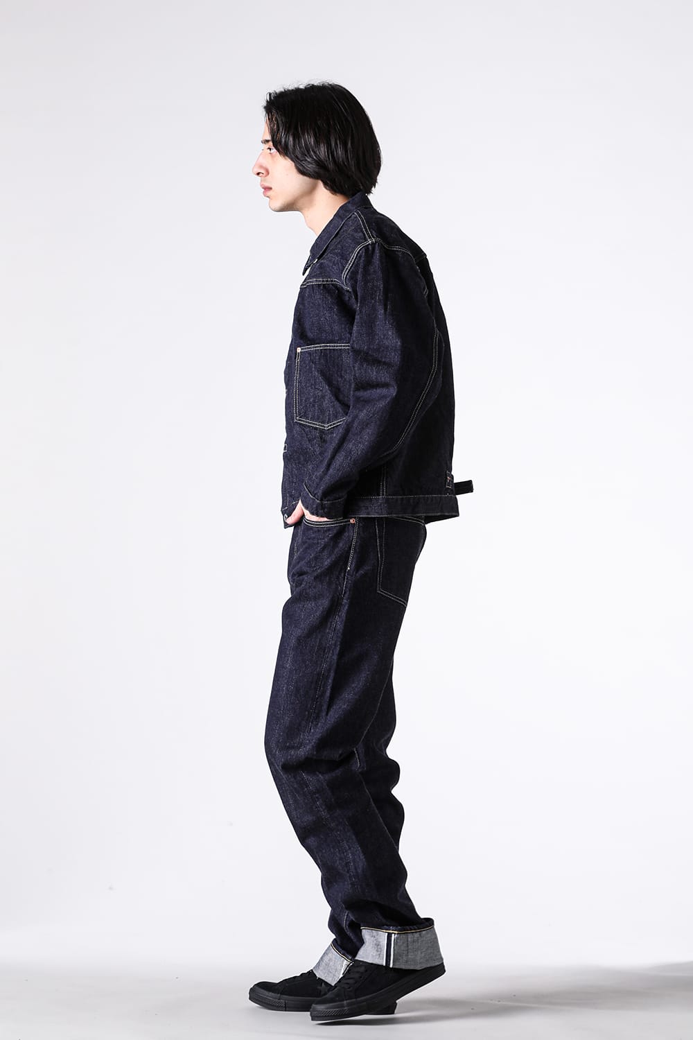 TCB Late S40's Jacketの短い裾とジーンズの腰を横から見た全身
