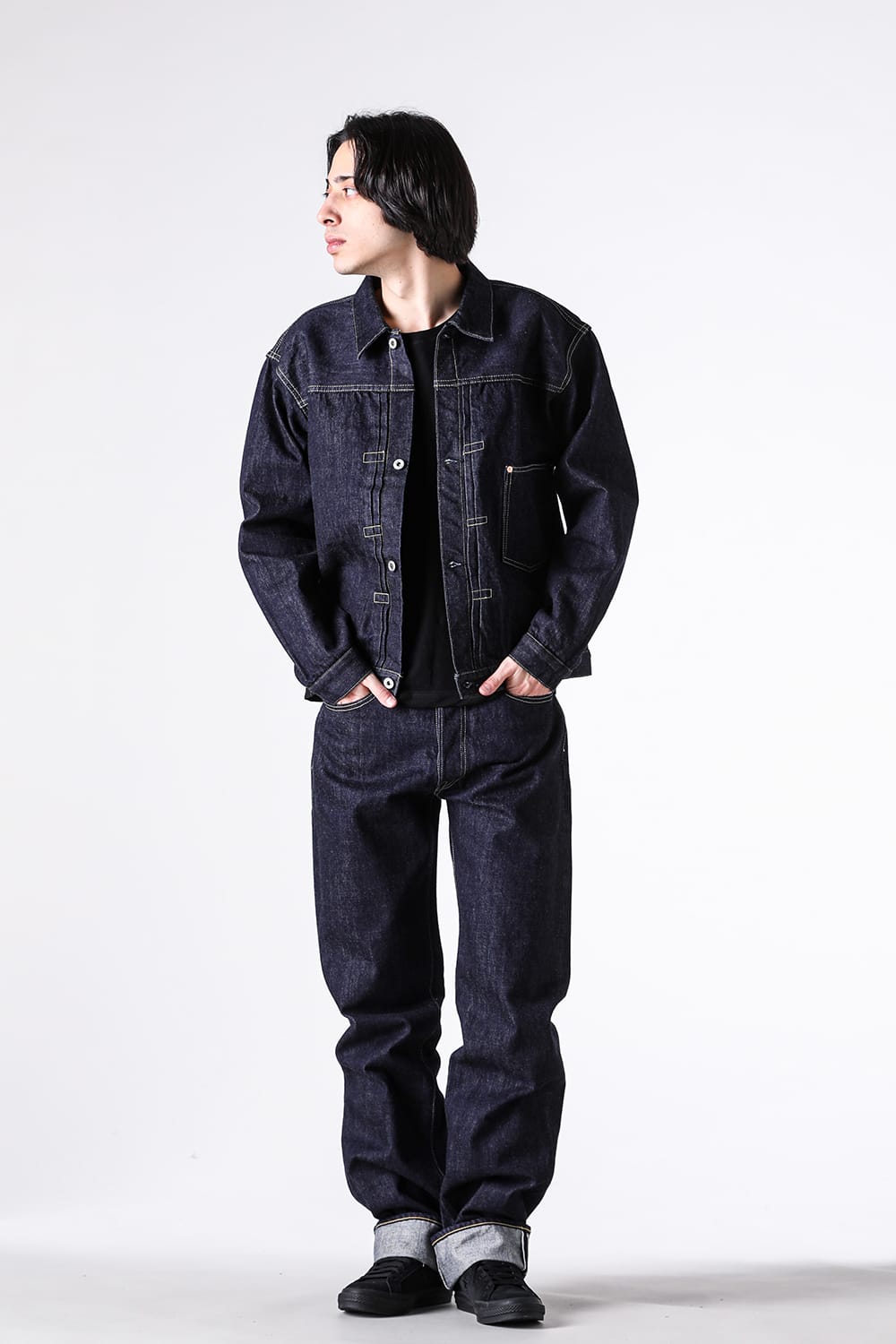 Late S40's Jacketを開けて同シリーズのジーンズに合わせた全身