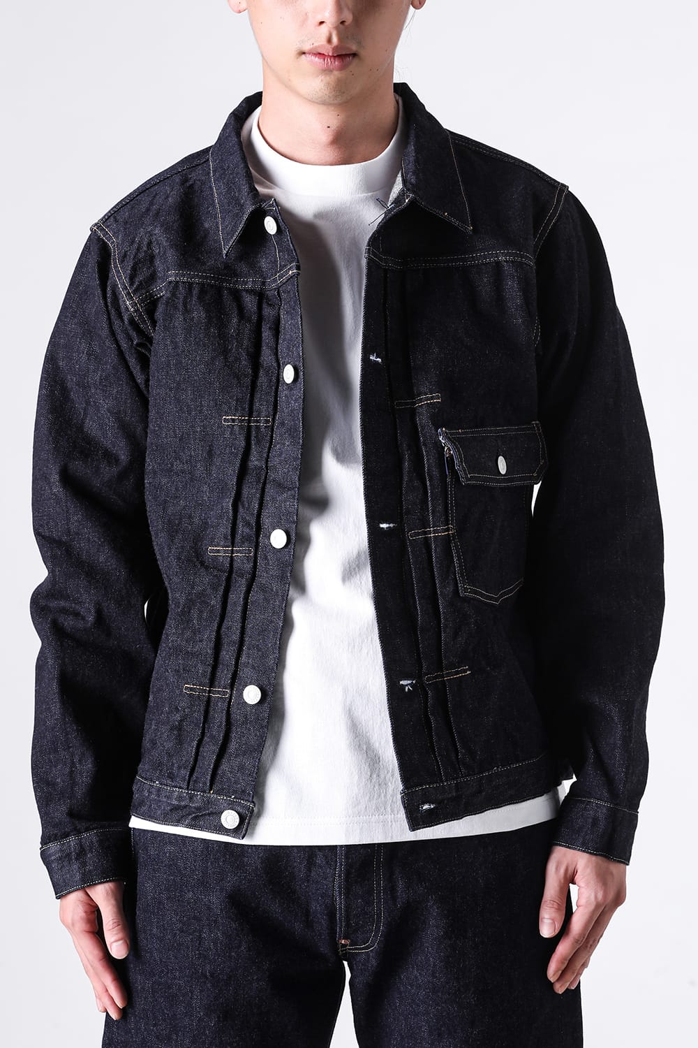 30's Jacketを開け、白いTシャツを合わせた上半身