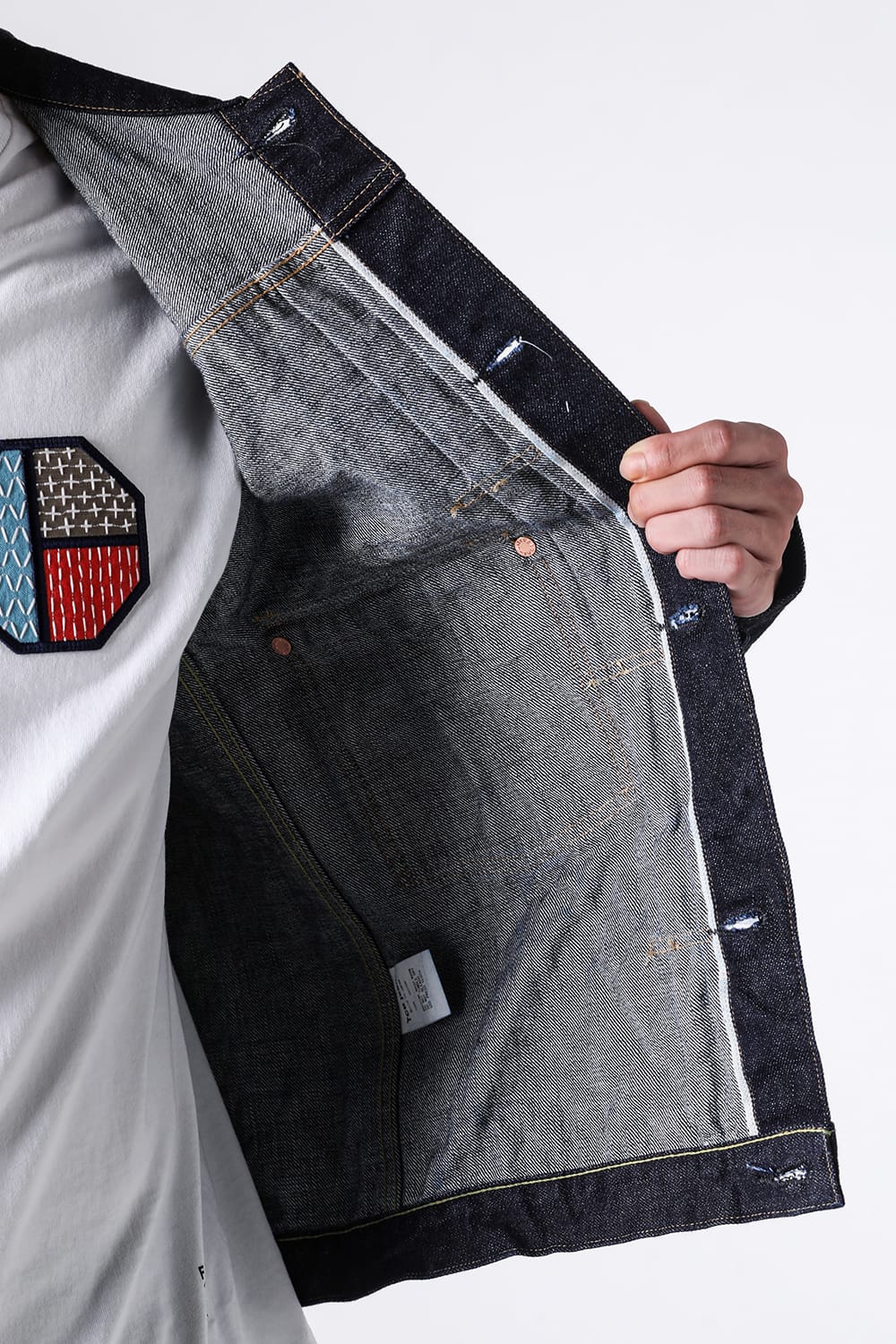 30's Jacketを開いて見せた前立ての白い耳と内側