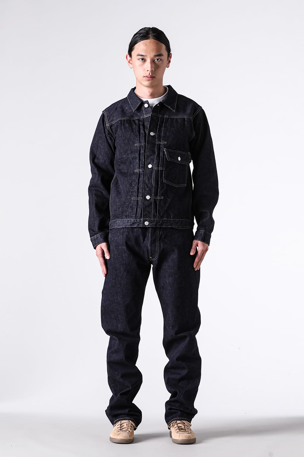 30's Jacketと30's Jeans Cを、前を閉じて合わせた全身
