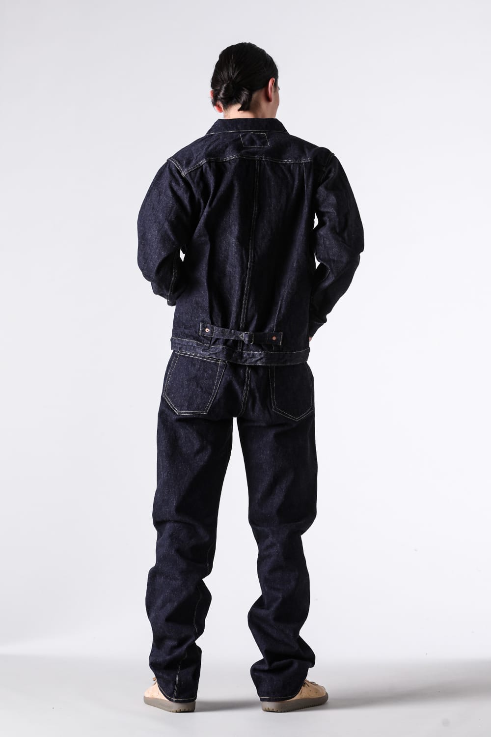 30's JacketとJeans Cの背面、Tバックと太いパンツ