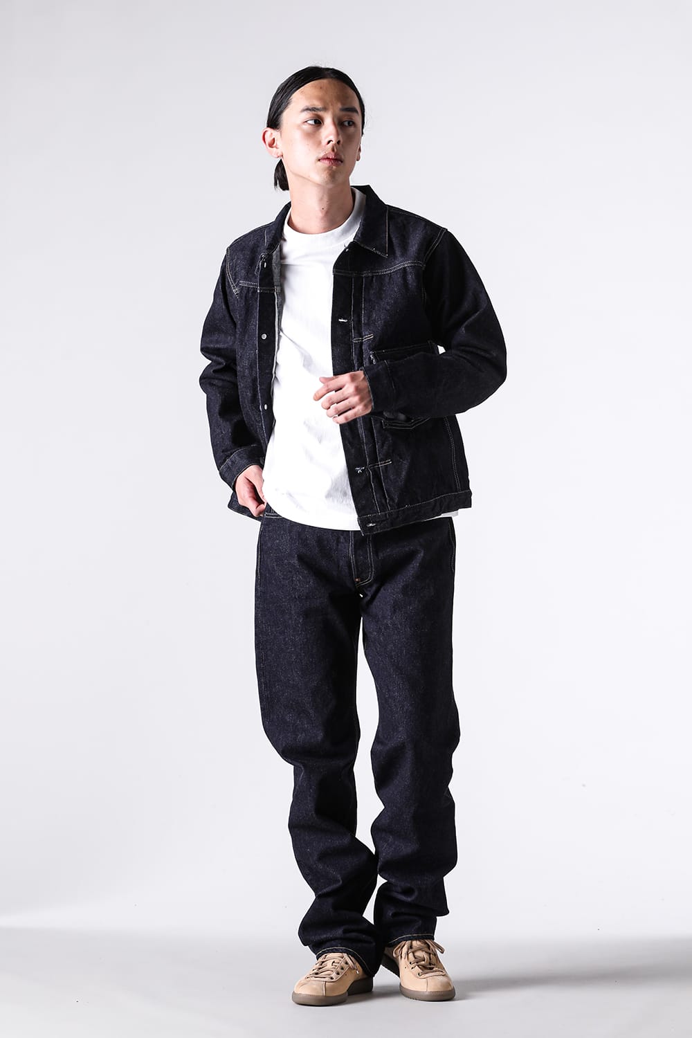 30's Jacketを開けて白いTシャツとJeans Cを合わせた全身
