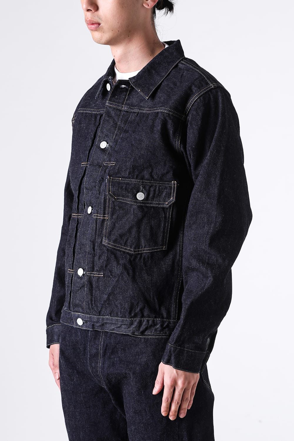 30's Jacketの正面を斜めから見た、片胸ポケットと袖の分量